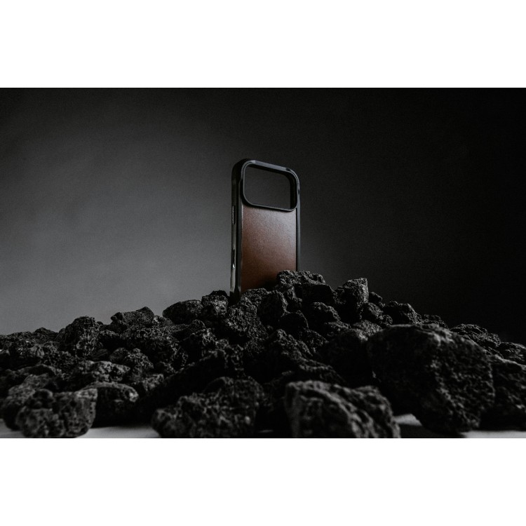 NOMAD θήκη Rugged ΔΕΡΜΑΤΙΝΗ Horween MagSafe με Πολυκαρβονικό πλαίσιο για Apple iPhone 17 Pro 6.3 2025 - Rustic ΚΑΦΕ - NM011819858